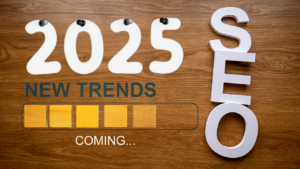 Holzhintergrund mit „2025 New Trends Coming“ und großen Buchstaben SEO – SEO-Trends und Strategien für 2025
