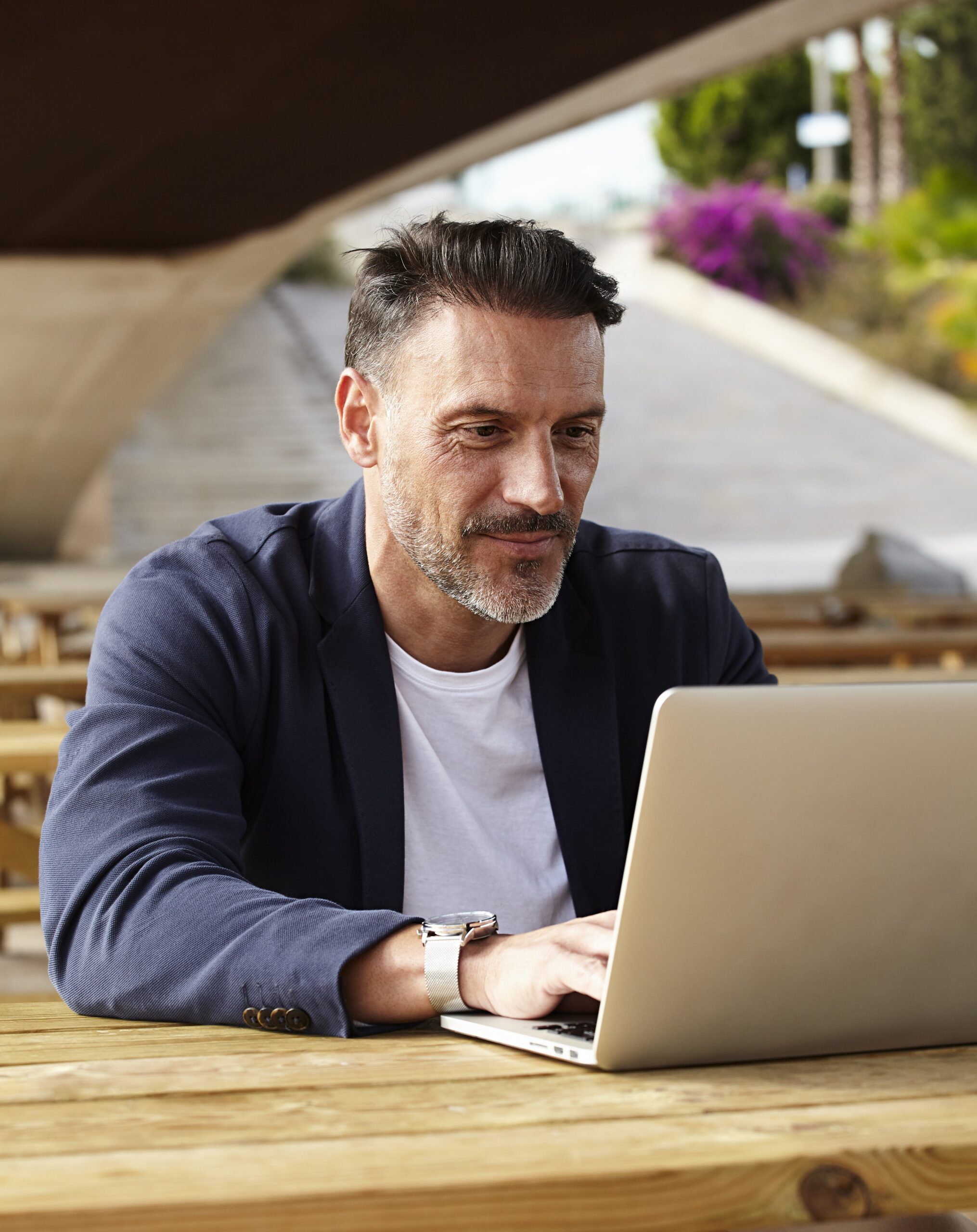 Mann arbeitet am Laptop