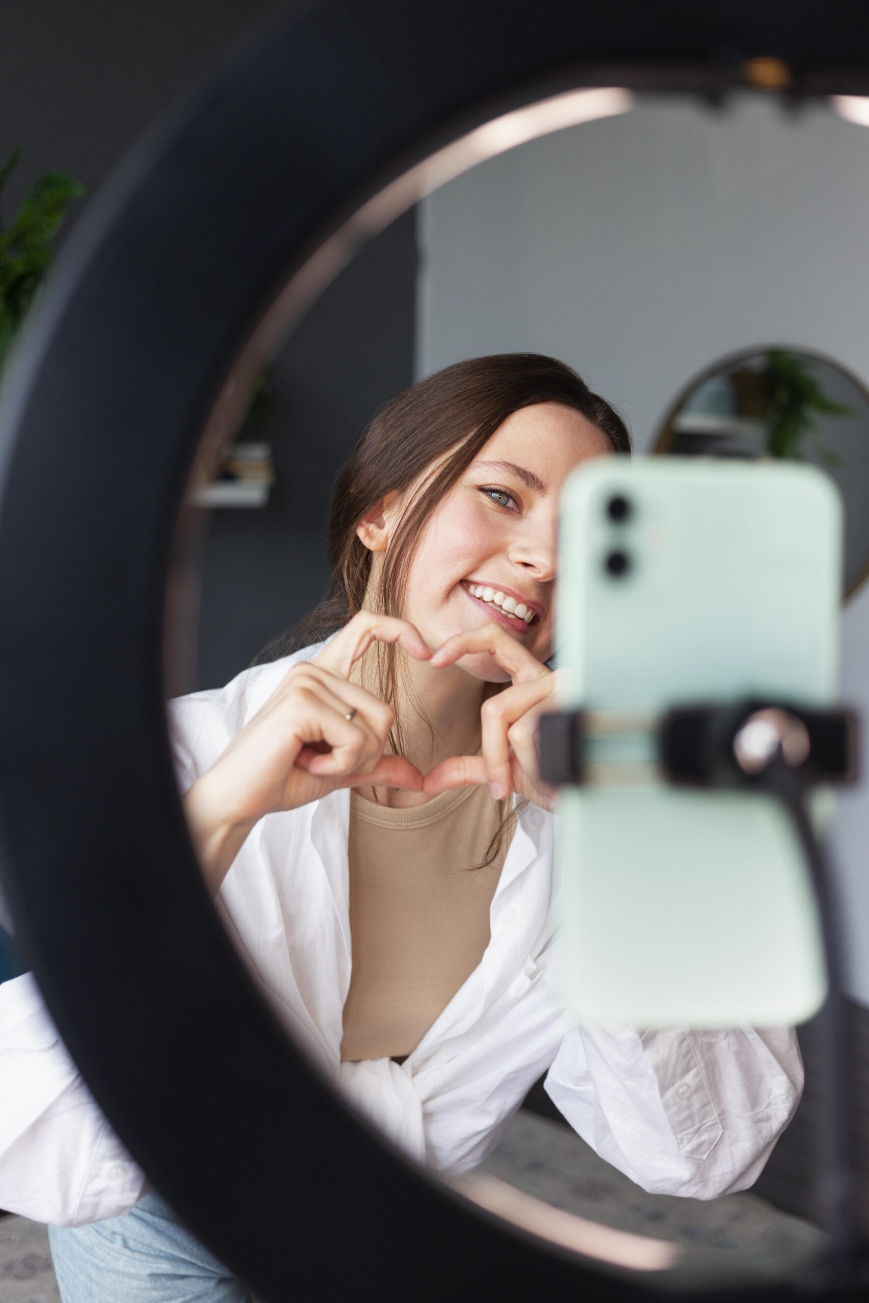 Junge Frau beim Liveshoppen auf Instagram